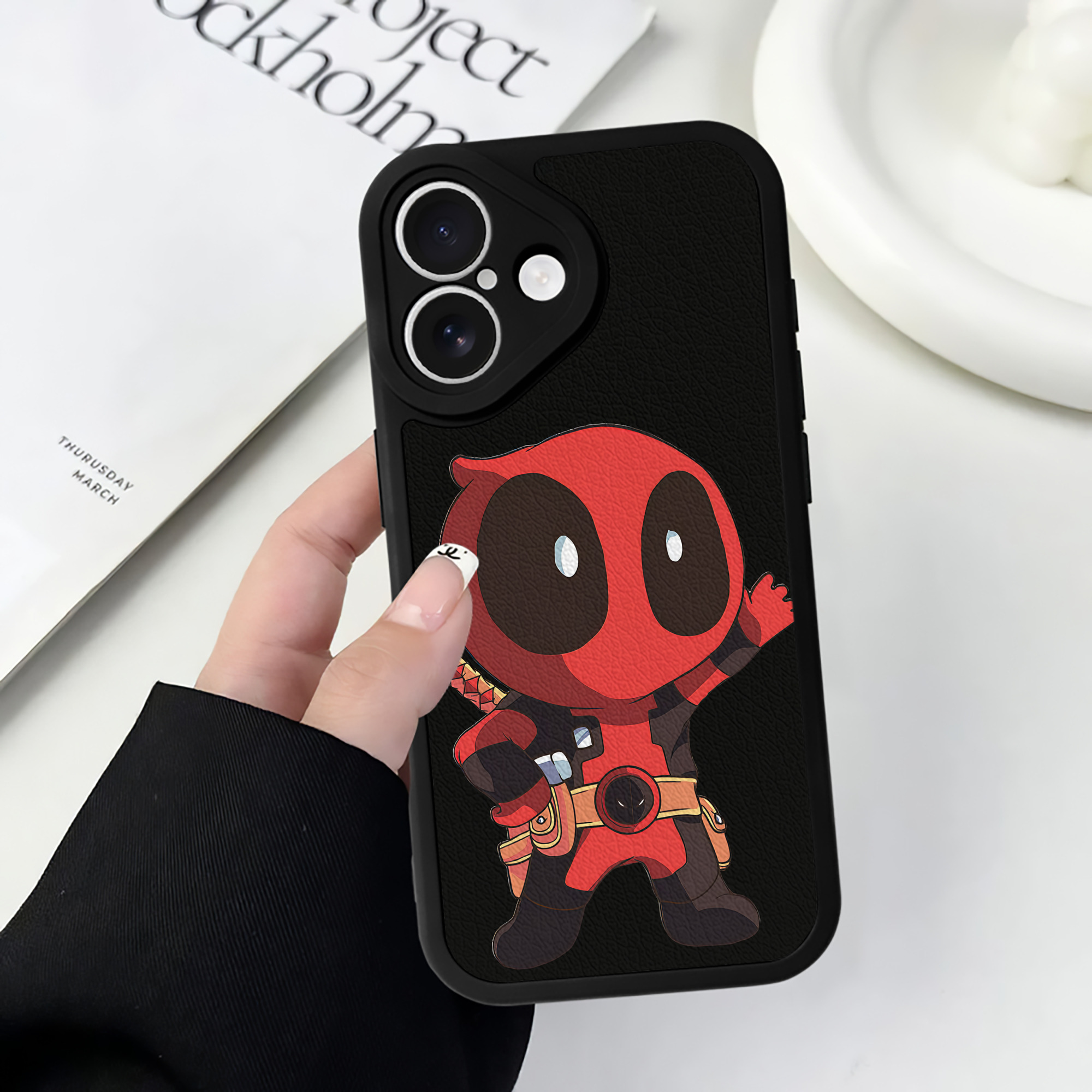 （画像用） Deadpool デッドプール 【iPhone 16シリーズ対応】シリコンスマホケース（レザー調） 材質：シリコン